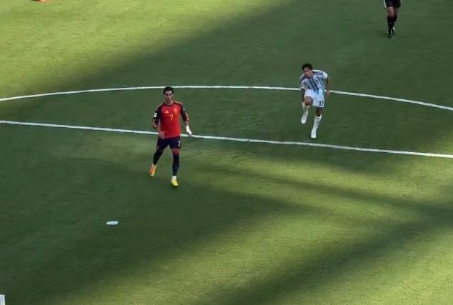 Momenti vendimtar i Simeones gjatë golit të Ferran Torres në finalen e Kupës së Botës