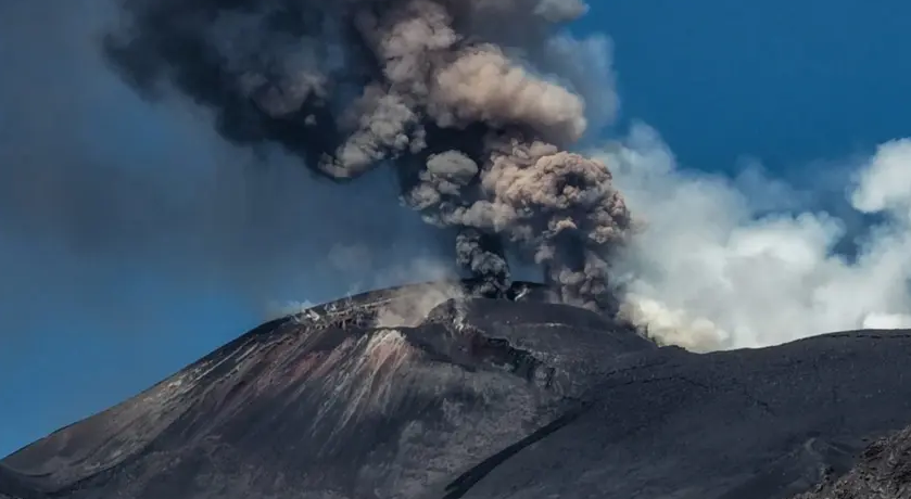 Etna shpërthen sërish, fluturimet në Sicili ndërpriten për shkak të hirit vullkanik