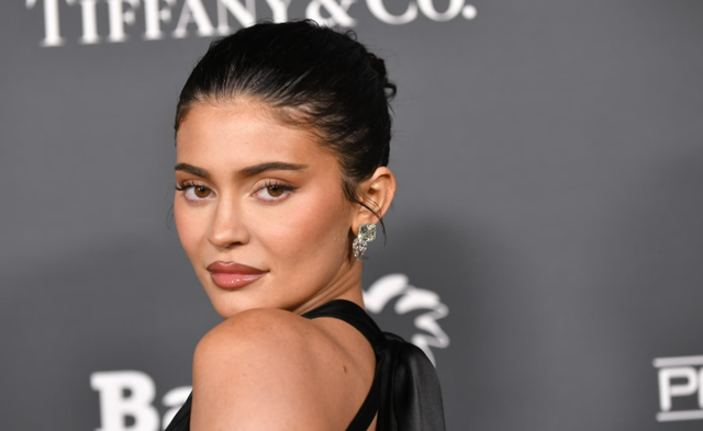 Kylie Jenner rikthehet në fushatën e re të markës “Alo”