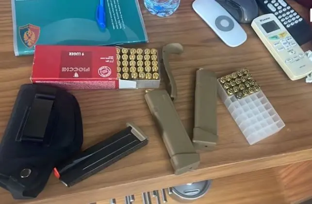 Policia ka sekuestruar një armë zjarri, tre krehra dhe municion luftarak gjatë arrestimit të 40-vjeçarit në Palasë.