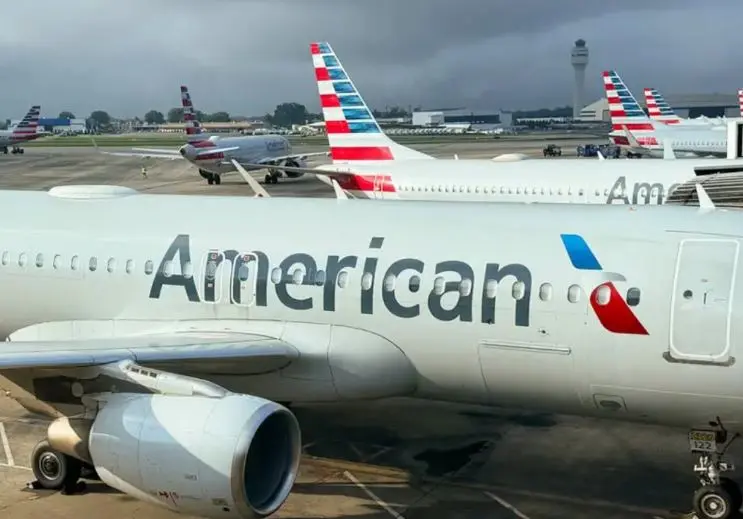 Pesë pasagjerë dyshohet se pësuan djegie nga zjarri i laptopit në fluturimin AA2398 të American Airlines.