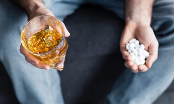 Alkooli dhe antibiotikët: Çfarë duhet të dini para se të pini