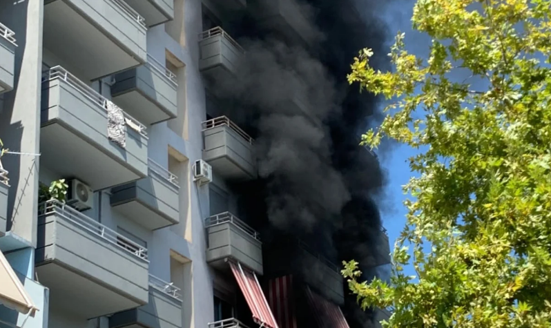 Flakët përfshijnë një pallat në Vlorë, banorët evakuohen në panik