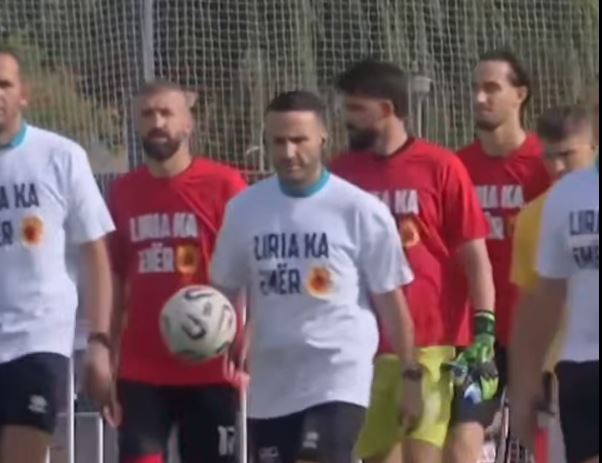 Një mesazh i fuqishëm në fushë: “Liria Ka Emër” në ndeshjen Drenica-Ballkani