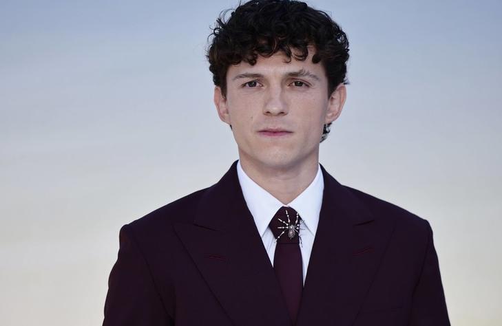 Tom Holland pritet të fitojë midis 20 dhe 25 milionë dollarë për rolin në “Spider-Man: Brand New Day”.