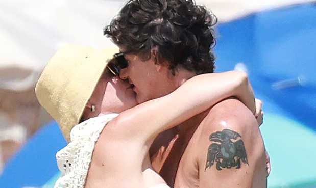 Një moment i zjarrtë në plazhin francez: Katy Perry dhe Justin Trudeau në fokus