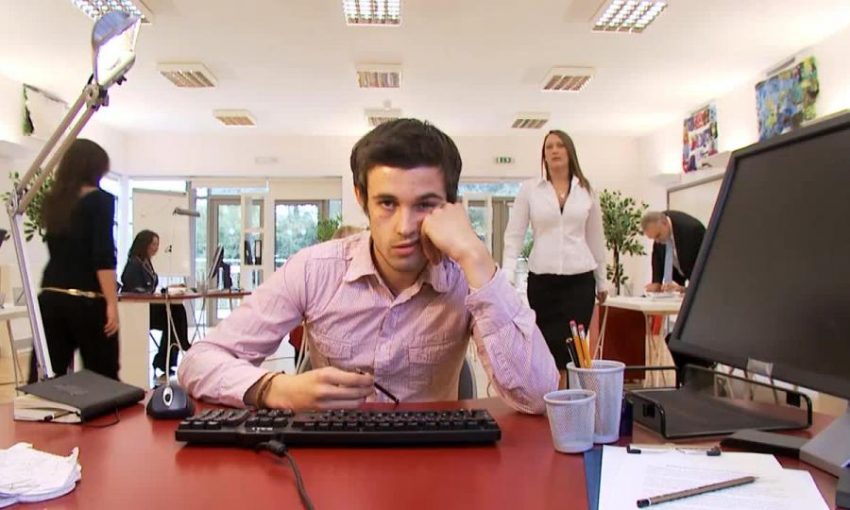 Çfarë duhet të mbani sekret në punë për të ruajtur marrëdhënie profesionale
