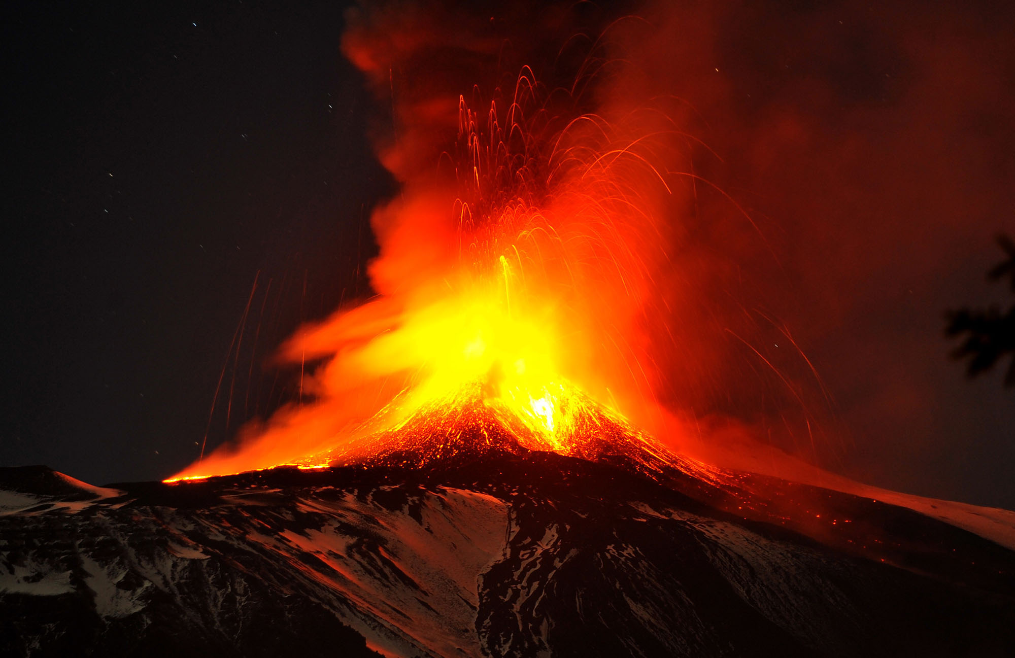 Etna zgjon fuqinë, trafiku ajror mbi Siçili në pezullim të pjesshëm