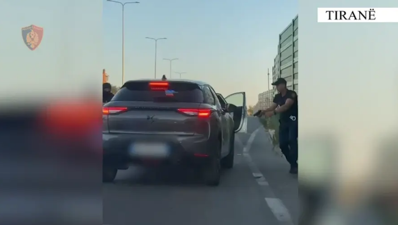 Arrestohet në Tiranë 32-vjeçari me armë dhe para të shumta në makinë