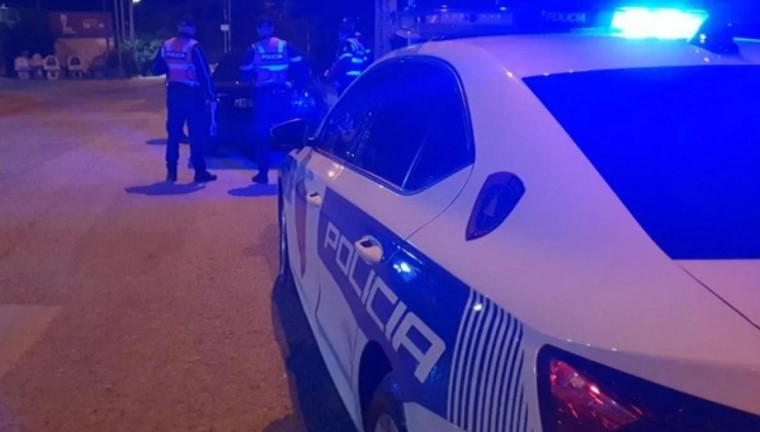 Përleshje me grushte dhe sende të forta në Vlorë, policia në vendngjarje