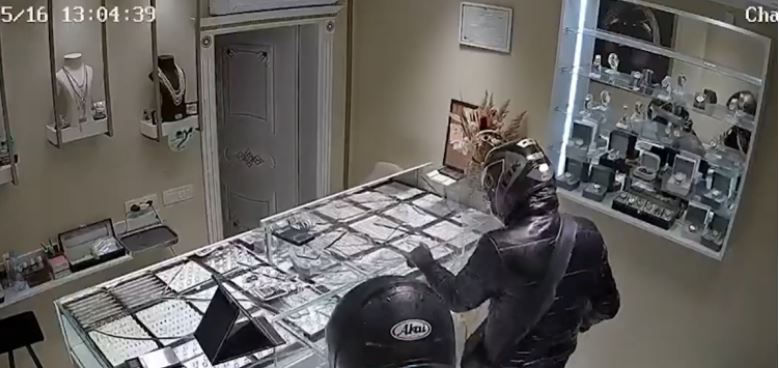 Arrestohet Elez Hyza, një nga autorët e grabitjes së argjendarisë në Kamëz, në kërkim bashkëpunëtori i tij.