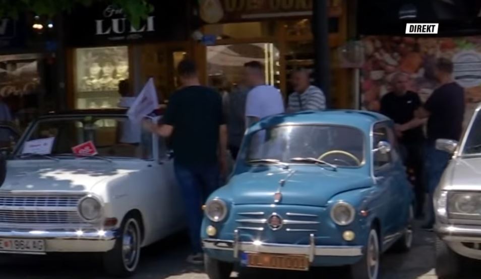 Magjia e makinave klasike ndez sheshin “Shadërvan” në Prizren