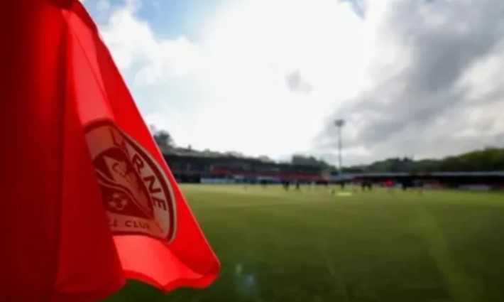 Flamuri politik në ndeshjen Larne-Crvena Zvezda ndez reagime në stadium