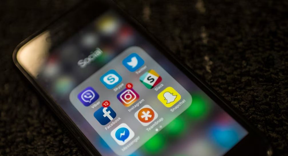 Foto me armë në Facebook, 25-vjeçari nga Deçani nën hetim policor
