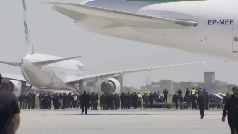 Trupi i Ali Khameneit mbërrin në Mashhad për ceremoninë e varrimit