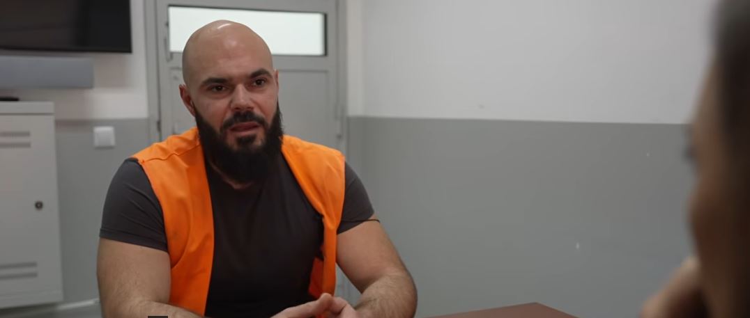 Murat Dërnjani rrëfen largimin nga Siria me tre fëmijët pas vdekjes së bashkëshortes dhe arrestimin gjatë udhëtimit drejt kufirit turk.
