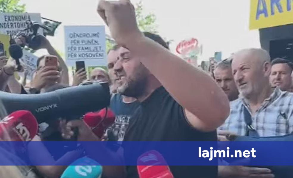 Konflikti rreth cilësisë së qumështit në Kosovë ndez tensionet mes fermerëve dhe kompanive