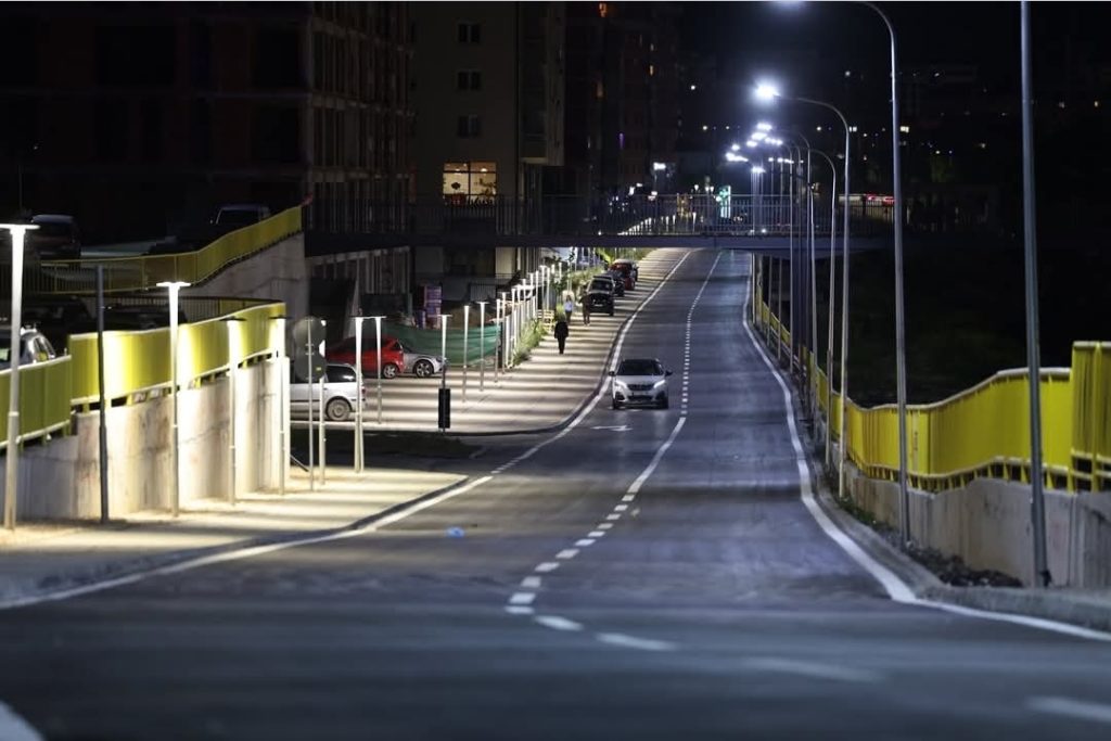 Hapet unaza e brendshme e Prishtinës me pjesëmarrjen e Përparim Ramës, Lumir Abdixhikut dhe Vjosa Osmanit, duke premtuar lehtësim të trafikut.