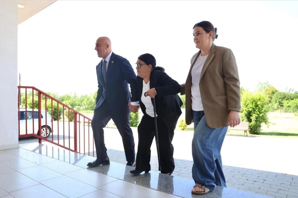 Ramush Haradinaj dhe nëna e tij votojnë në Gllogjan, thirrje për pjesëmarrje masive në zgjedhje