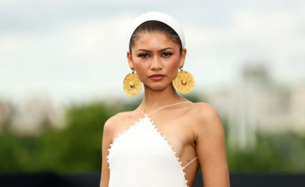 Zendaya në qendër të polemikave për vathët e lashtë iranianë në promovimin e “Odiseas”