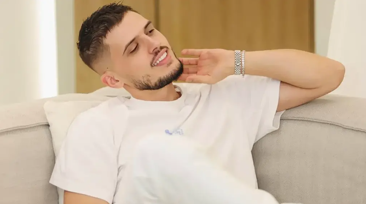 Bardhi rrëfen për herë të parë se shtëpia e familjes së tij u godit me bombë dhe dyert u mbushën me plumba gjatë luftës.
