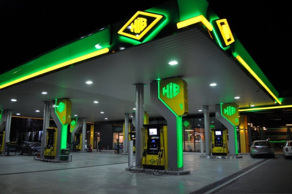 Katër të rinjtë e ndaluar në lidhje me përleshjen në HIB Petrol janë identifikuar si Rinor Shala, Sinai Jakupi, Zorgan Asmari dhe Lukas Benito Nerk.