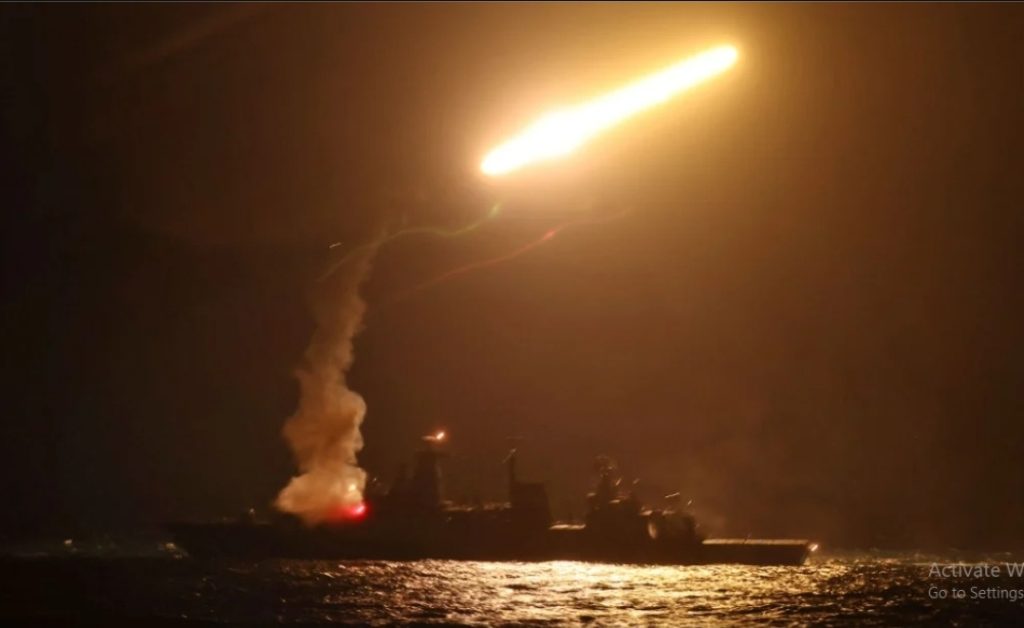 Forcat amerikane kanë kryer sulmin e parë ushtarak ndaj objektivave iraniane në ishullin Larak pas një muaji, duke goditur raketahedhësit pranë ngushticës së Hormuzit.
