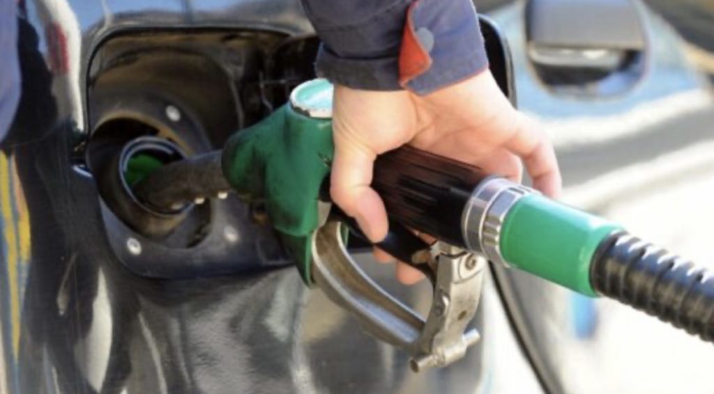 Çmimet e naftës Brent dhe WTI ranë rreth 2%, duke arritur përkatësisht në 87,20 dhe 81,45 dollarë për fuçi, sipas raportimit të CNN.