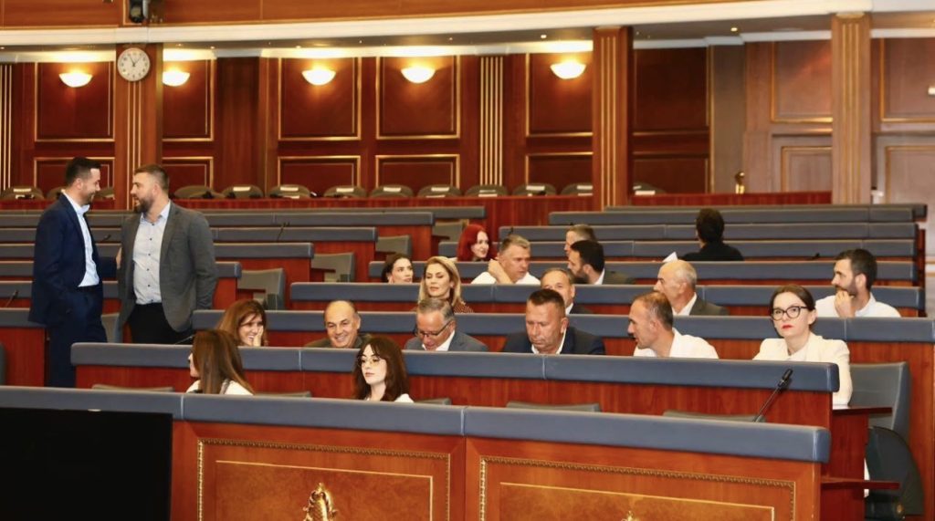 PDK-ja ka njoftuar se deputetët e saj do të jenë në sallën e Kuvendit më 24 gusht nga ora 11:00 për vazhdimin e seancës konstituive.