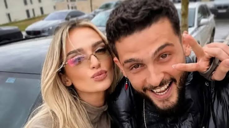 Selin Bollati ka bërë jastekë me fytyrën e saj dhe të DJ Gimbos për shtëpinë e saj.