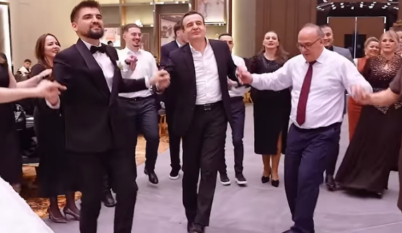 Kurti ndërkohë që bllokohet qeverisja, vallëzon në dasmë me vargje për Serbinë