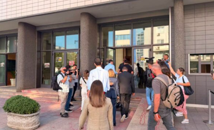 Deputetët e PDK-së kanë nisur drejt Kuvendit për të kërkuar vazhdimin e seancës konstituive.