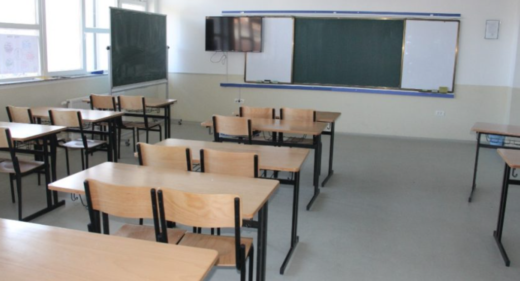 Mësimi tërëditor në Prishtinë zgjerohet në katër shkolla të reja me kufizim prej 30 nxënësve për klasë dhe ndalim regjistrimi nga komunat e tjera.
