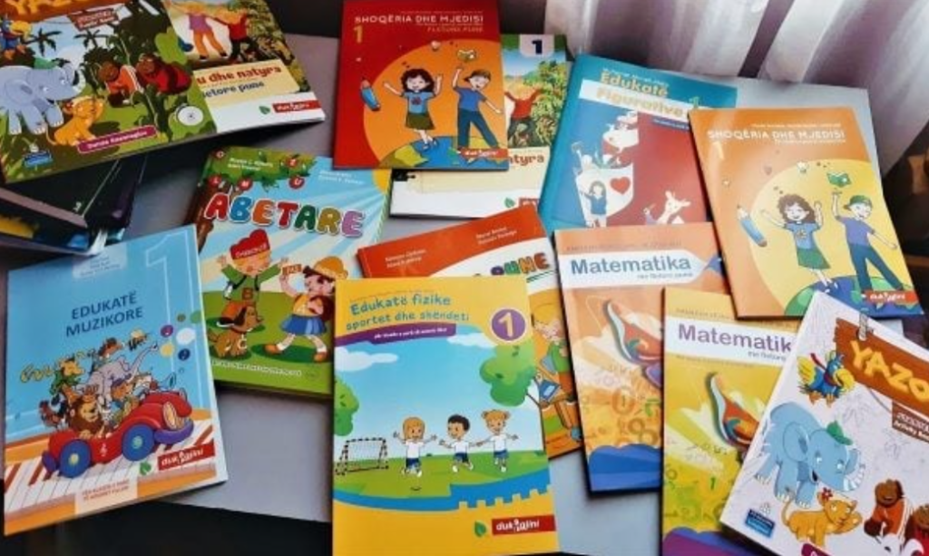 Librat shkollorë dolën në shitje para përfundimit të negociatave, prindërit kërkojnë kompensim