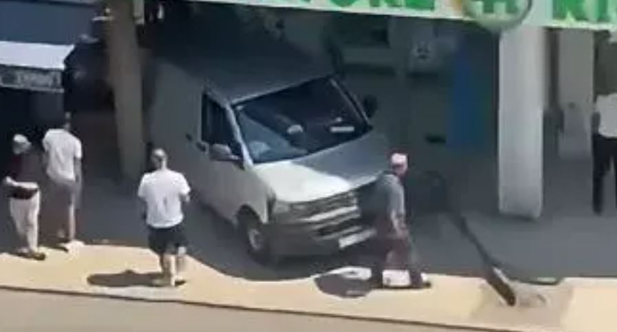 Automjeti që lëviz pa shofer përfundon pranë një lokali në Malishevë