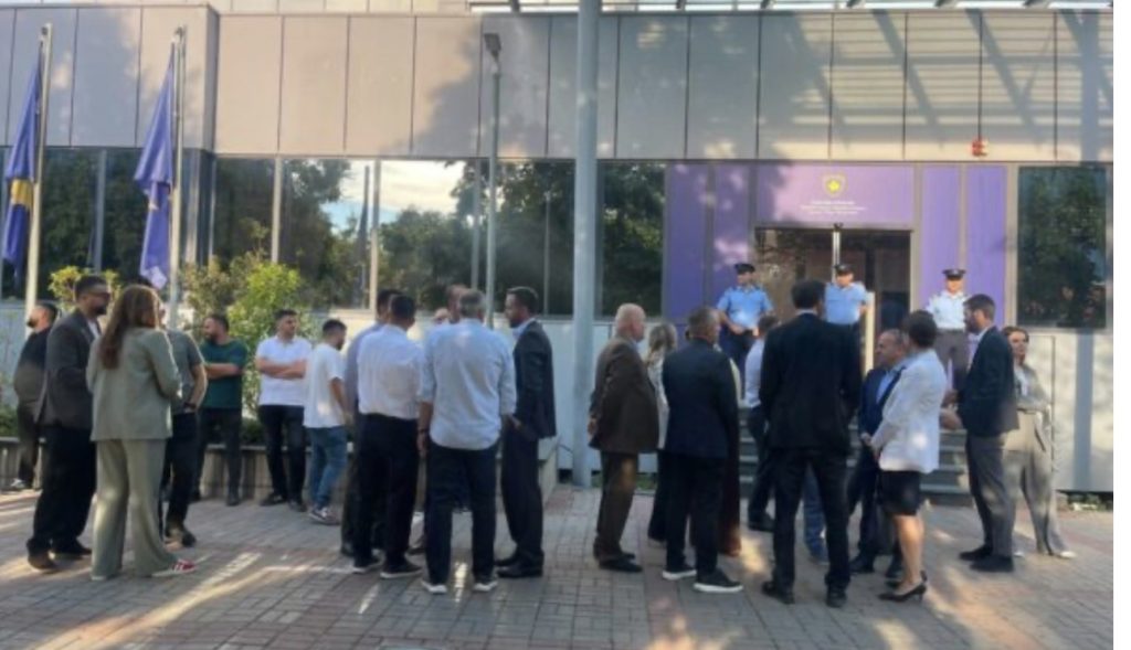 PDK dhe Aleanca vazhdojnë për të katërtën javë aksionin para Qeverisë, me pjesëmarrjen e aktivistëve nga Prishtina.