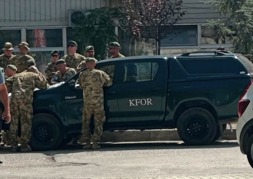Forca të KFOR-it rriten në qendër të Prishtinës, situata nën vëzhgim