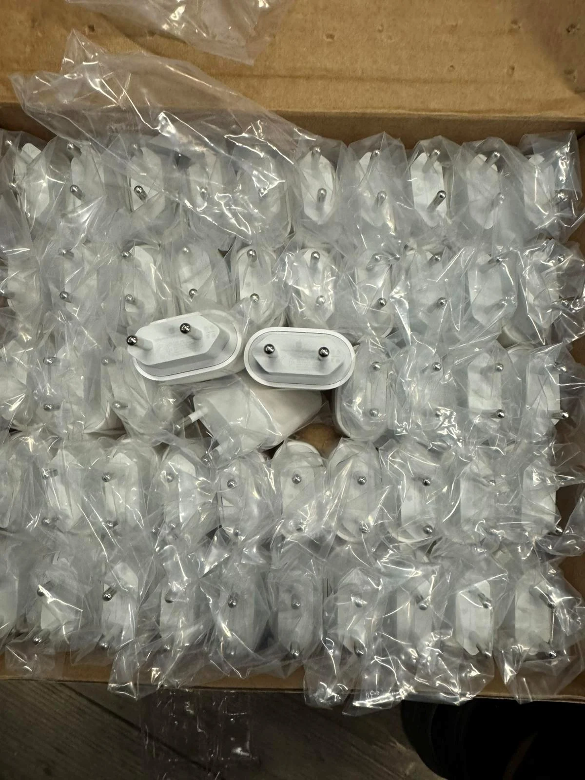 Dogana ndalon mbi 3,400 mbushës të dyshuar si falsifikate Apple nga Kina