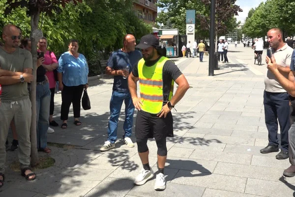 Miridon Mulolli ka mbërritur sot në sheshin “Nëna Terezë” në Prishtinë pas një rrugëtimi prej 1,500 kilometrash nga Gjermania.