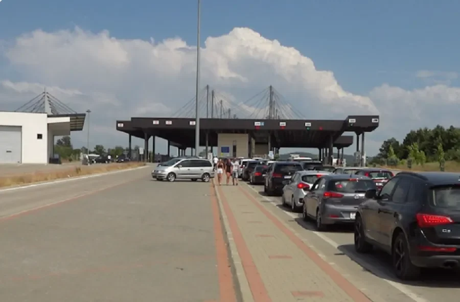 Fluksi i Bashkatdhetarëve në Pikat Kufitare të Kosovës: Gjendja Aktualisht Qetë