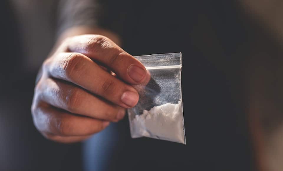 22-vjeçari në Prizren kapet me drogë duke tentuar ta hedhë në tokë sapo pa hetuesit.