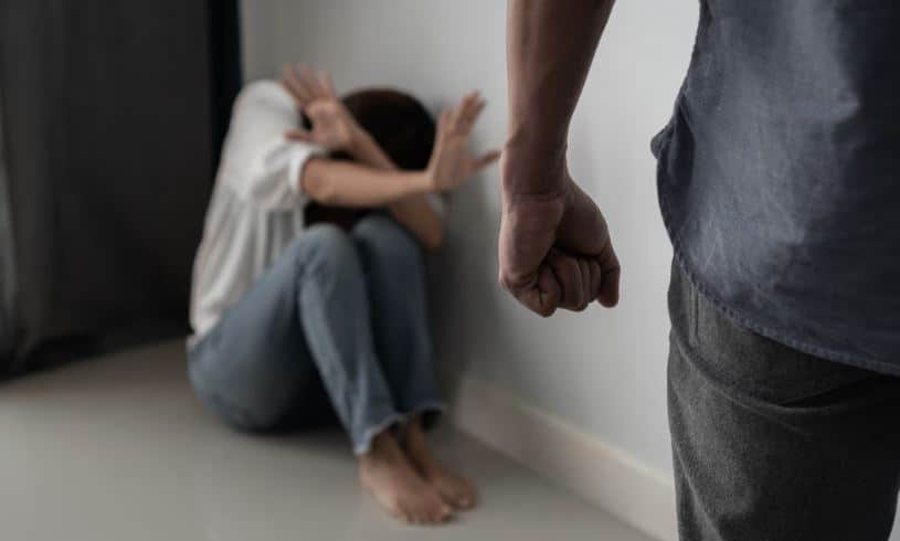 Dy raste dhune në familje: Burra të ndaluar pas sulmeve ndaj bashkëshorteve në Viti dhe Mitrovicë