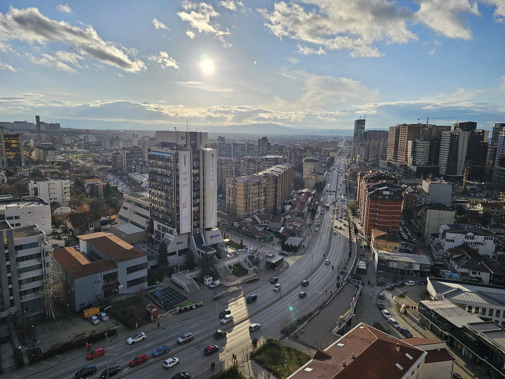 Ditë me diell dhe vranësira të shpërndara, temperaturat arrijnë deri në 26°C