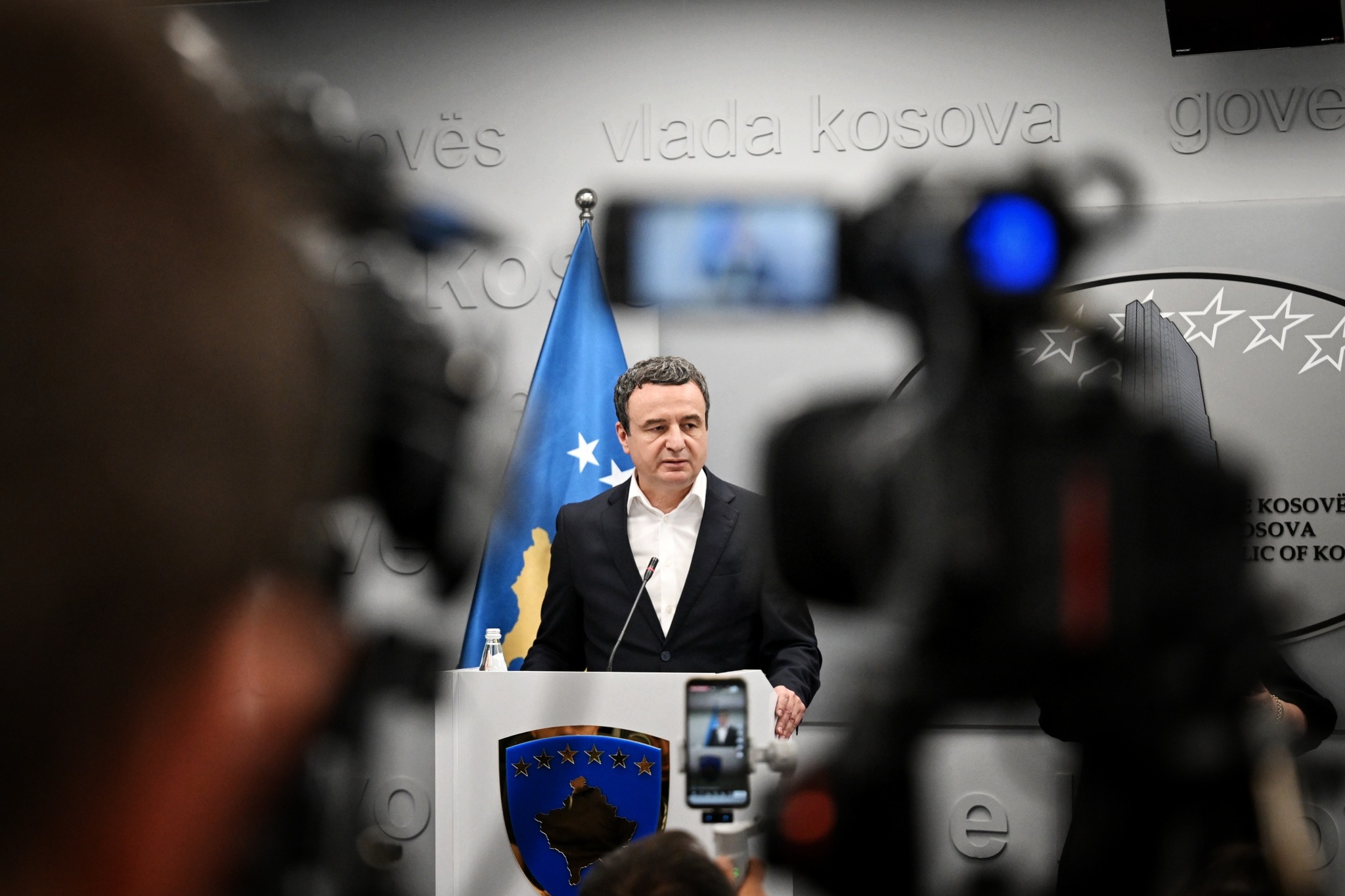 Kurti sfidon Asociacionin: Çfarë fshihet pas marrëveshjeve me Serbinë dhe BE-në?