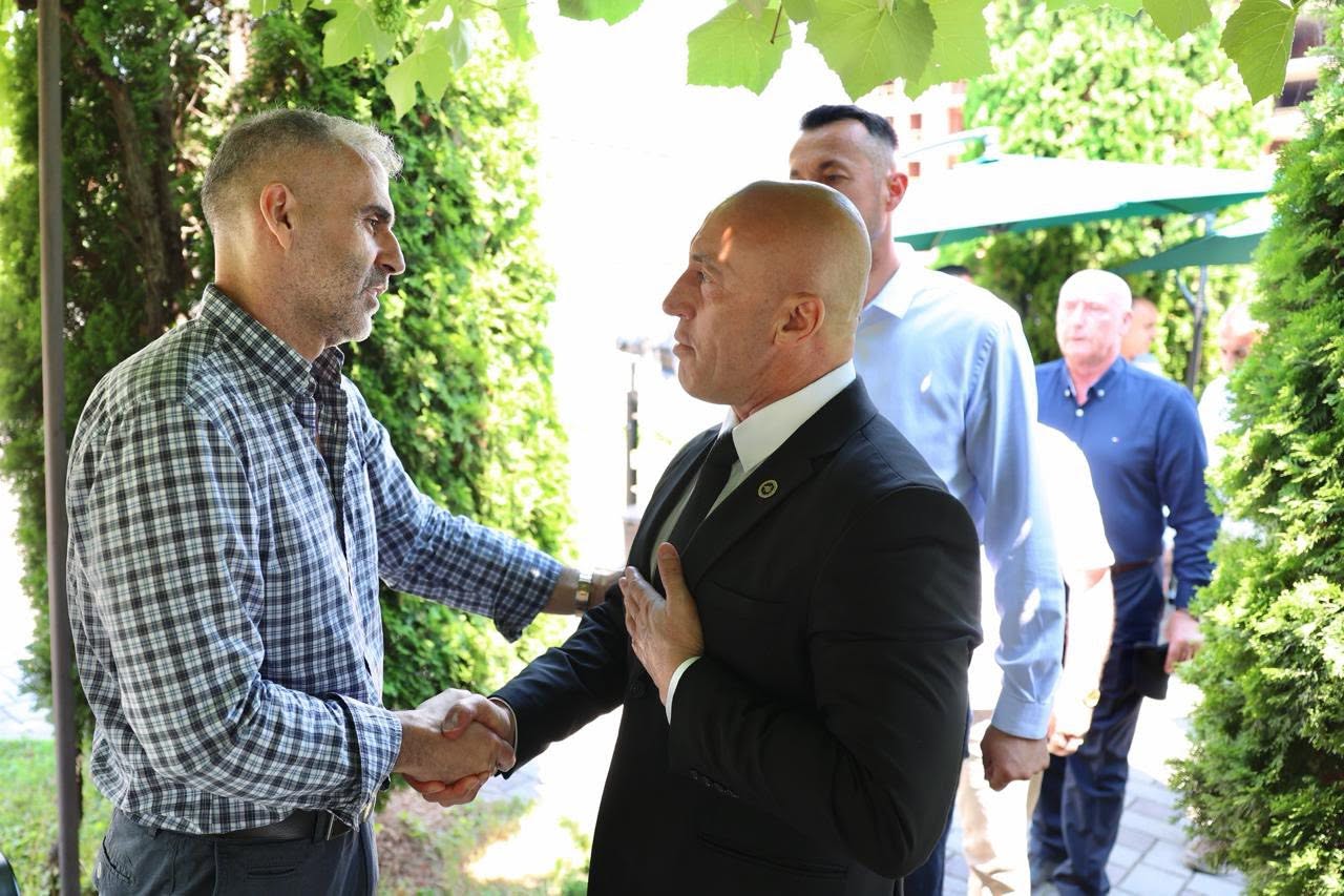 Haradinaj ndan dhimbjen me familjet Berisha dhe Dacaj pas humbjeve të mëdha