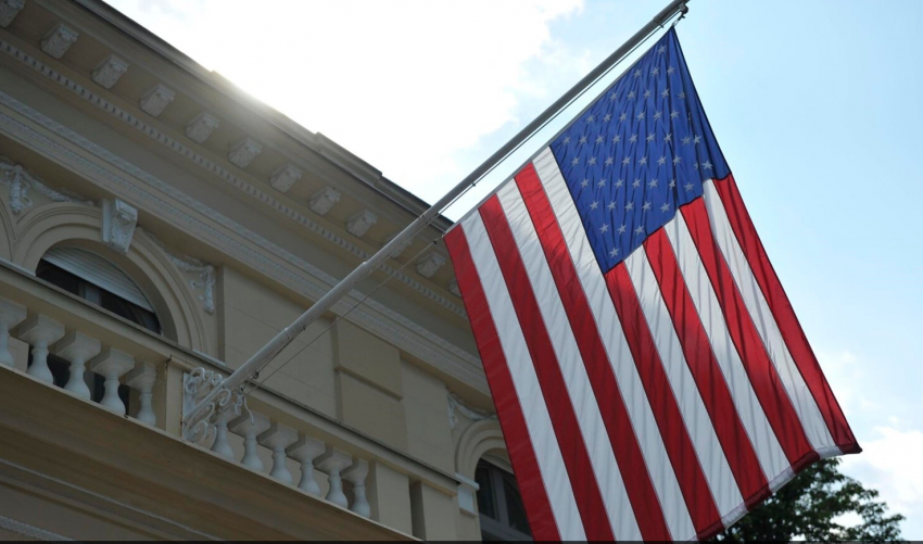 Tubime masive në Beograd: Ambasada e SHBA paralajmëron për bllokime dhe rreziqe