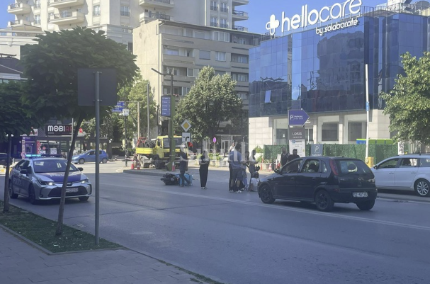 Përplasje e mistershme mes motorit dhe veturës në Prishtinë
