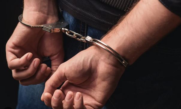 Vrau fqinjin pas një konflikti në Rrogozhinë, arrestohet 25-vjeçari Meklan Meçe.