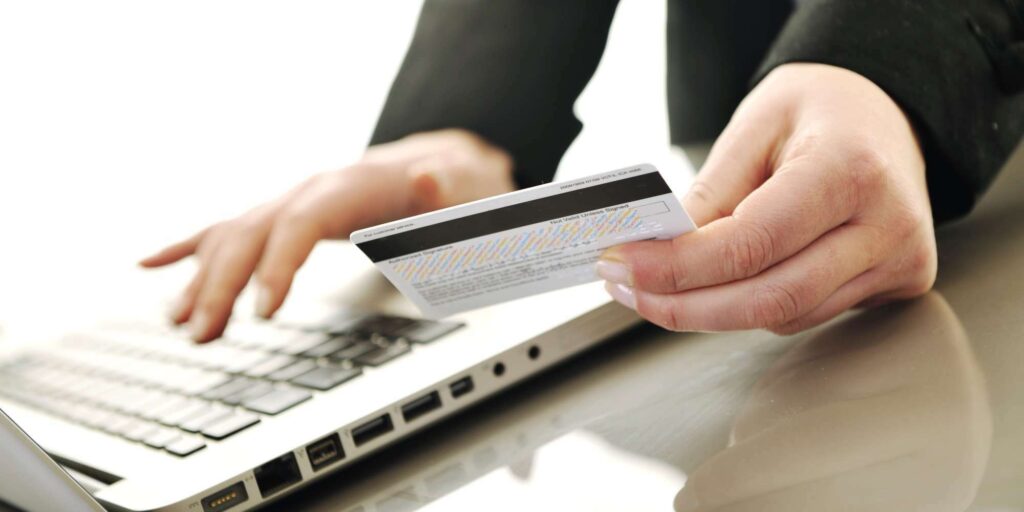 Goditet banda që mashtronte qytetarët me SMS në emër të institucioneve shtetërore dhe bankave