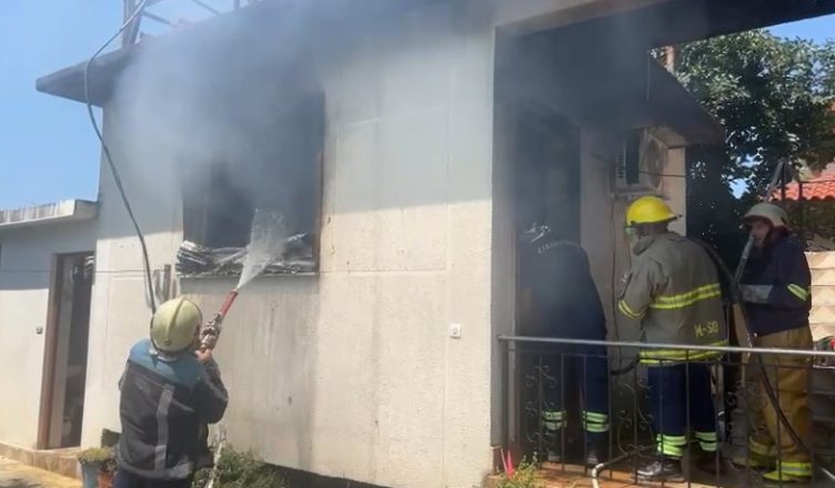 Flakët shkatërrojnë banesën në Krutje të Lushnjës, dyshohet defekt elektrik